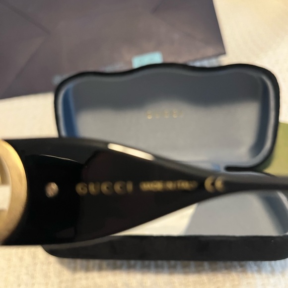 Gucci Rectangular sunglasses with chain - Picture 12 of 16